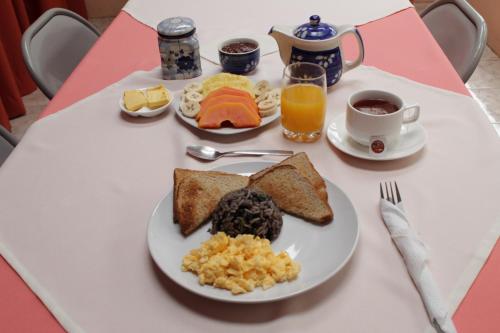 Opciones de desayuno disponibles en Hotel La Puesta Del Sol B&B
