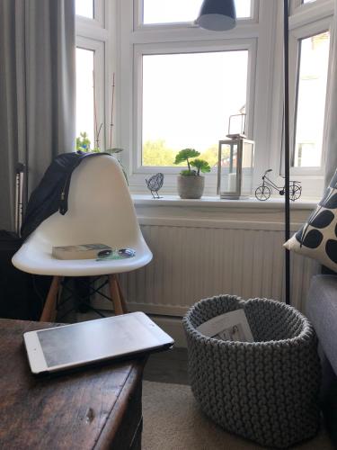 a living room with a table and a chair and a window at La casetta d'Àneu in Oxford