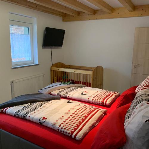 two beds sitting next to each other in a room at Ferienwohnung ALEXA in Walshausen