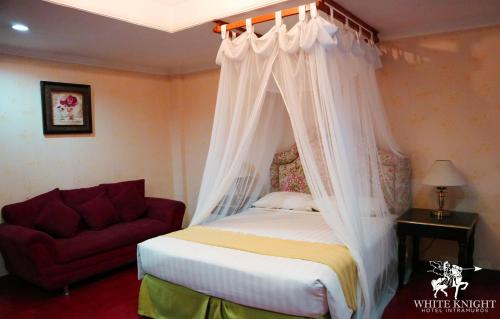 Una cama o camas en una habitación de White Knight Hotel Intramuros