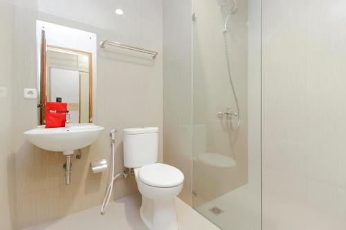 ห้องน้ำของ RedDoorz Premium near Ragunan Zoo 2