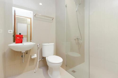 Koupelna v ubytování RedDoorz Premium near Ragunan Zoo 2