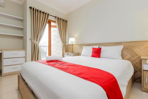 Ένα ή περισσότερα κρεβάτια σε δωμάτιο στο RedDoorz Premium near Ragunan Zoo 2