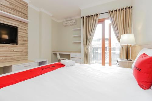 Postel nebo postele na pokoji v ubytování RedDoorz Premium near Ragunan Zoo 2