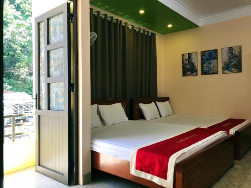 Giường trong phòng chung tại Nhat Mai Hotel