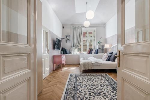 um corredor com uma porta e uma sala de estar em City centre Apartment Prague by Michal&Friends em Praga