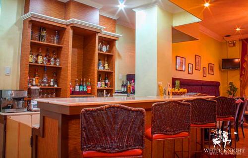 El lounge o bar de White Knight Hotel Intramuros