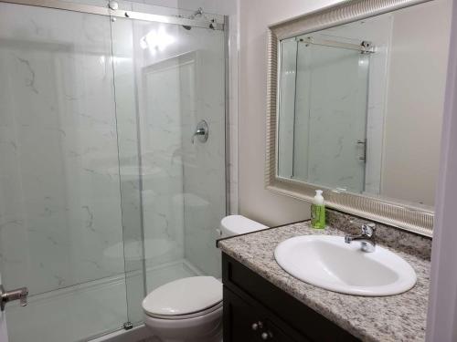 Koupelna v ubytování Metropolis MetroTown Area lovely place 2 or 1 bedrooms suite