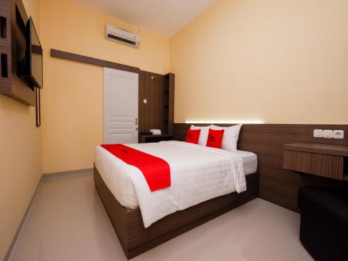 RedDoorz Plus near Paragon Mall Semarang