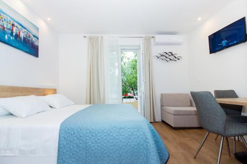 um quarto com uma cama, uma secretária e um sofá em Lugo Apartments em Split