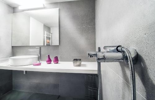 łazienka z umywalką i prysznicem w obiekcie Luxurious 2bedroom flat near Athens center w Atenach
