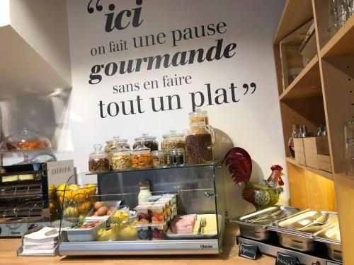 a sign on the wall of a kitchen at FastHôtel Biarritz Bidart Côte-Basque - Un hôtel FH Collection in Bidart