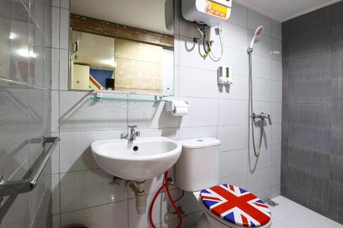 a bathroom with a toilet and a sink at Kamariska Hostel in Sedati