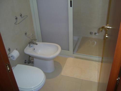 A bathroom at Residence Massilor