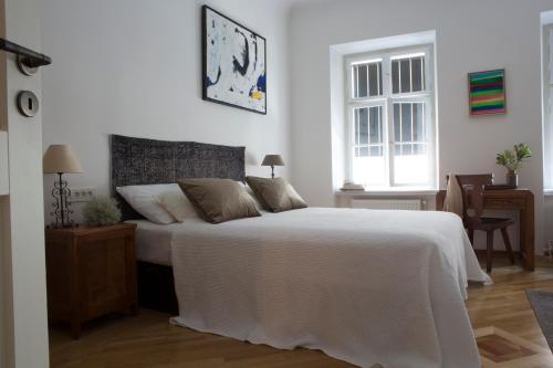 Un dormitorio con una gran cama blanca y una ventana en Apartment Jasmin, en Zagreb