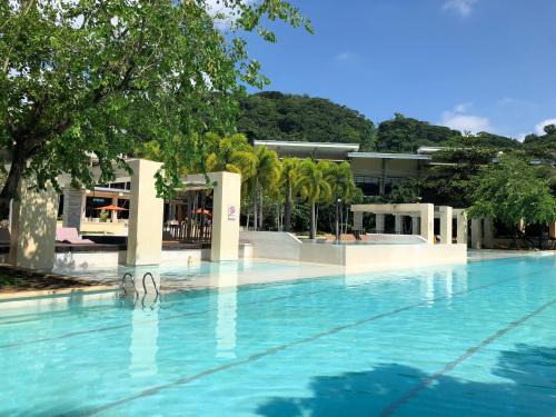 Bazén v ubytování Pico de Loro 2BR Vacation Flat nebo v jeho okolí