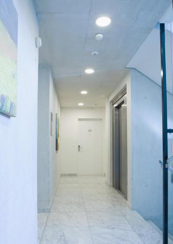 an empty hallway in a building with white walls at Residence Appartements in Zürich
