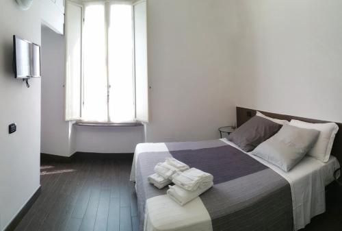 sypialnia z łóżkiem z ręcznikami w obiekcie Centro Storico - Fermata MONTESANTO w mieście Napoli