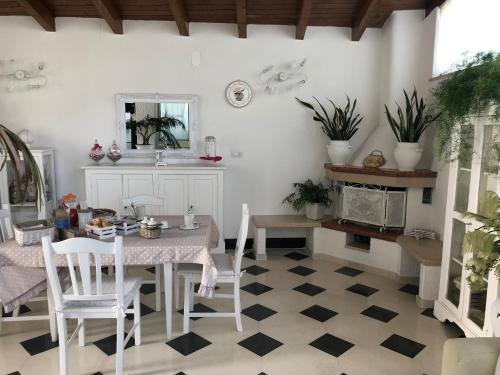 comedor con mesa, sillas y chimenea en Villa Nicolaus, en Bari