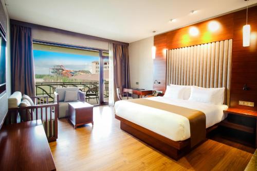 Tempat tidur dalam kamar di Anaklia Resort by Pratap's Signature