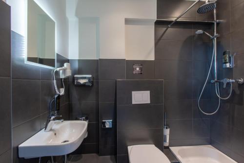 a bathroom with a sink and a toilet and a shower at SMARTY Leichlingen-Cologne - KONTAKTLOSER SELF CHECK-IN in Leichlingen