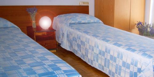 Un pat sau paturi într-o cameră la Hotel Blu