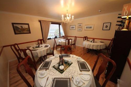 Un restaurante u otro lugar para comer en Stronchreggan View Guest House