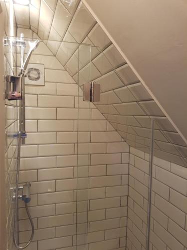 een badkamer met een douche en een trap bij The Barn Tarporley in Tarporley