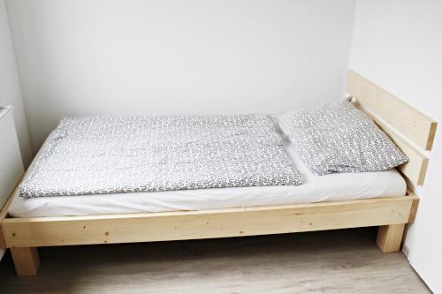 a bed with a wooden frame in a room at Muskat in Hanhofen