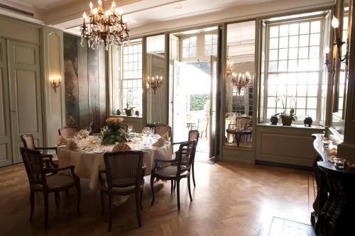 a large dining room with a table and chairs at Bilderberg Kasteel Vaalsbroek in Vaals