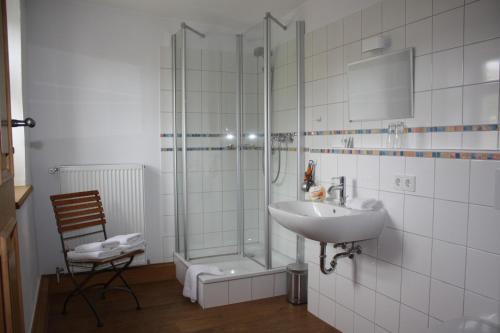 A bathroom at Landhaus Hui Wäller