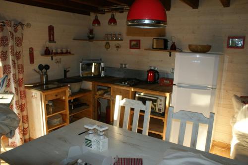 Una cocina o kitchenette en Le gîte de Chomet