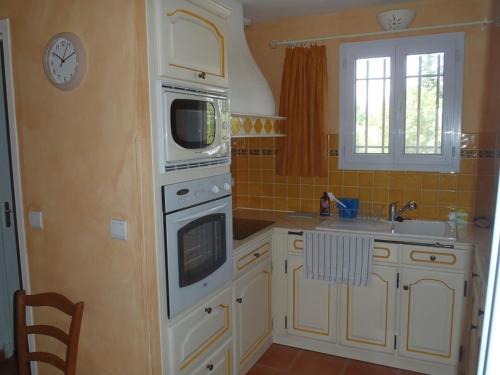 Dapur atau dapur kecil di Appartement dans la résidence LES MAZETS DE CAMARGUE