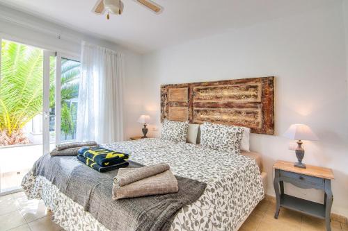 チャルコ・デル・パロにあるA3 BUNGALOWのベッドルーム1室(ベッド1台、大きな窓付)