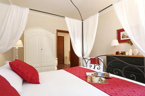 um quarto com uma cama vermelha e branca com cortinas em Daplace - Gaia Apartment em Roma