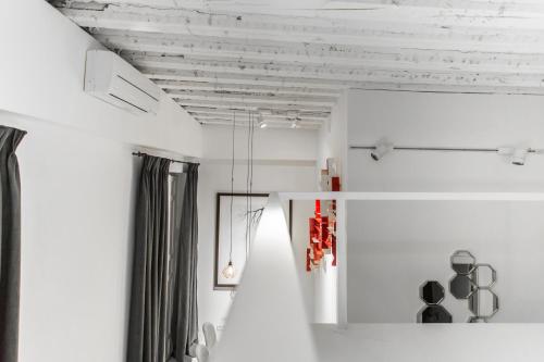 Pokój z białymi ścianami i sufitem w obiekcie Carmen Modern & luxury space near Plaza Mayor w Madrycie