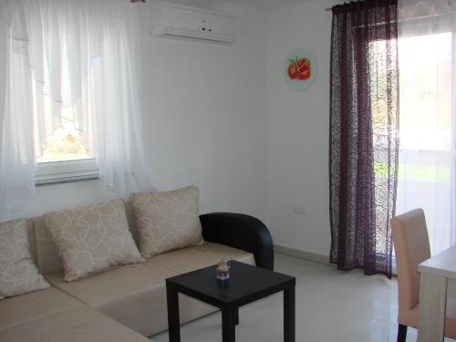 un soggiorno con un divano e un tavolo di Apartments Mare a Baška