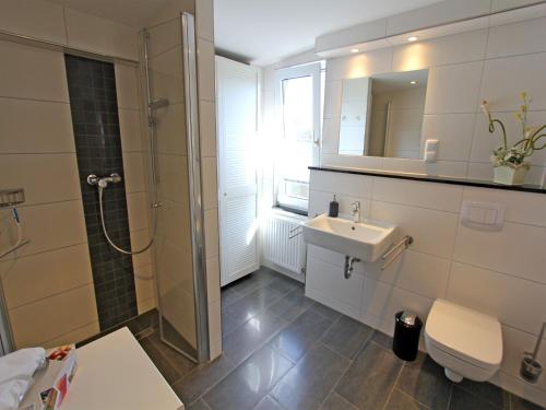 オストゼーバート・カールスハーゲンにあるFerienhaus Karlshagen USE 1652のバスルーム(シャワー、洗面台、トイレ付)