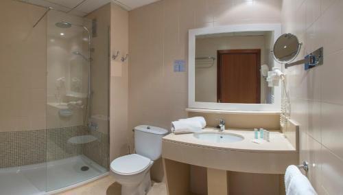 y baño con lavabo, aseo y ducha. en Rosamar Maritim 4*, en Lloret de Mar