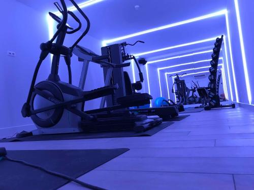 una fila de máquinas de ejercicio en un gimnasio en Golden Tree Hotel, en Brujas