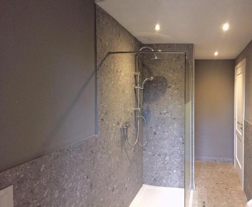 y baño con ducha y puerta de cristal. en Il Contrabbasso, en Cremona