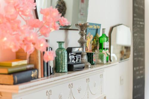 una mensola con libri e vasi sopra di VINTAGE apt, pvt GARDEN, wifi, NEW TOWN a Edimburgo