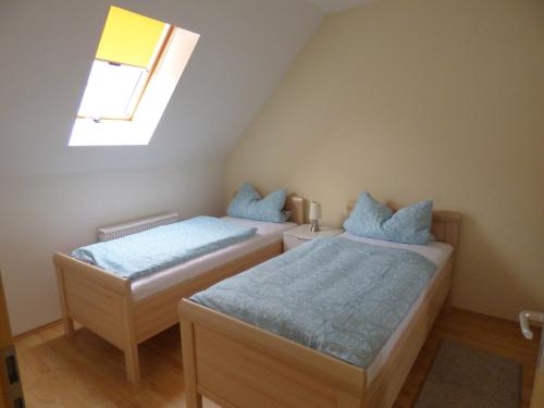 Een bed of bedden in een kamer bij Ferienapartment ''Zum Stollenkönig''