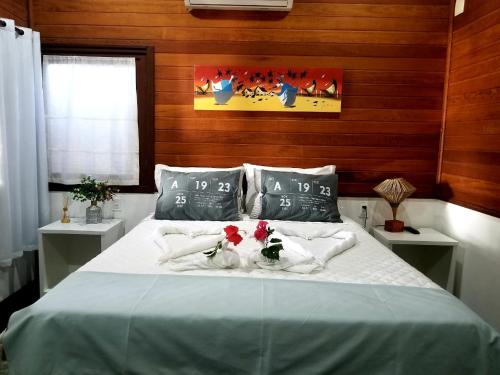 a bedroom with a bed with two stuffed animals on it at Pousada Boutique Recanto Do Encanto - GAMBOA - Morro de São Paulo in Morro de São Paulo