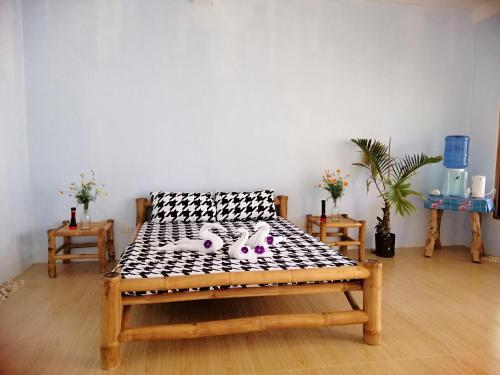una stanza con panchina in bianco e nero di Andnindot garden resort ad Anda