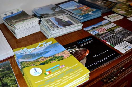 a table with magazines and brochures on top of it at B&B Il Santo Pellegrino in Adrara San Rocco