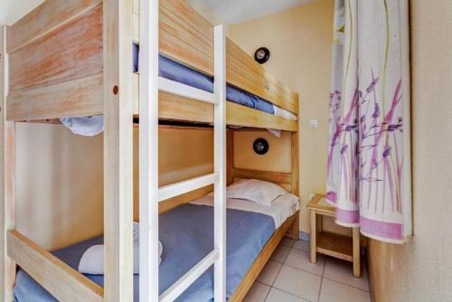 une chambre avec deux lits superposés dans l'établissement Residence La Pinede - maeva Home, à Hyères