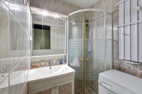 une salle de bain avec un lavabo et une douche dans l'établissement Residence La Pinede - maeva Home, à Hyères