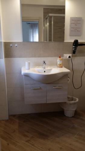 a bathroom with a sink and a mirror at civico sei rooms in Salerno