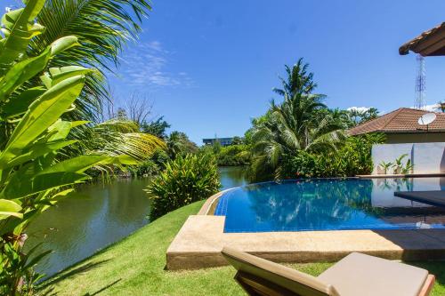 Bazén v ubytování Surin Springs Villa by Alexanders nebo v jeho okolí
